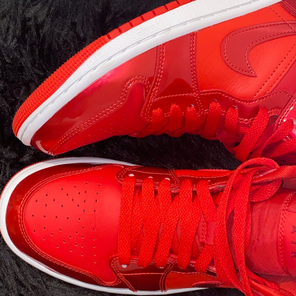 2021
Wmns Air Jordan 1 Mid SE 'University Red Pomegranate'